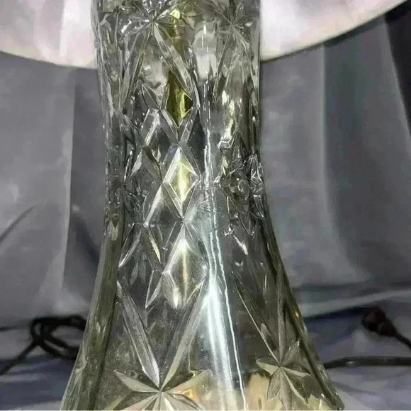 WORKING MID-CENTURY MODERN AMERICAN PRESSED GLASS LAMP, BRASS, WHITE/IVORY SHADE - Picture 7 of 7